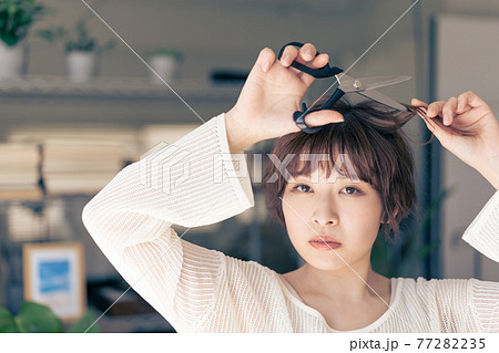 ジェンダーレス　LGBT 男の子みたいな女の子　髪を切る女性 77282235