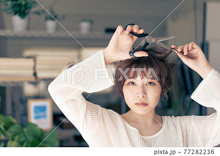 ジェンダーレス Lgbt 男の子みたいな女の子 髪を切る女性の写真素材