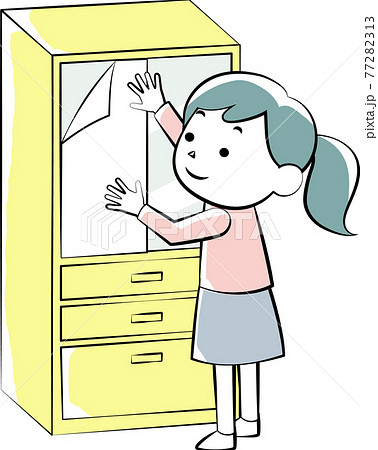 食器棚に飛散防止シートを付ける女性 77282313