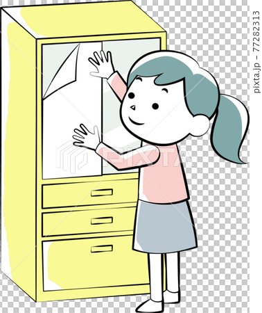 食器棚に飛散防止シートを付ける女性 77282313