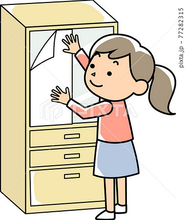 食器棚に飛散防止シートを付ける女性 77282315