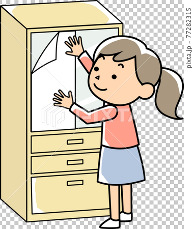 食器棚に飛散防止シートを付ける女性 77282315