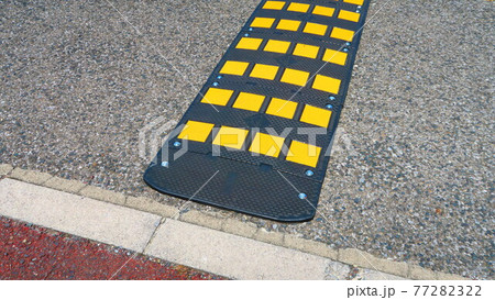 土手の坂道の上部に設置された道路の反射板 77282322