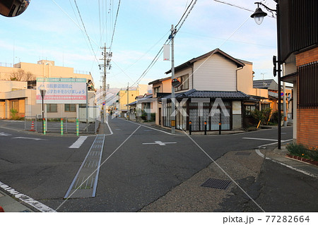 西日の当たる街角の変形交差点 西日の当たる街角の変形交差点 77282664