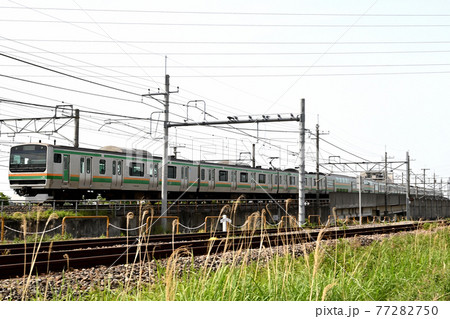 （周辺市町村風景）郊外田園地帯を通過する中距離通勤電車 77282750