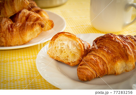 テーブルのクロワッサン クロワッサン・オ・ブール テーブルのクロワッサン クロワッサン・オ・ブール 77283256