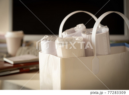 カレンダーで挨拶回り　ビジネス　来年用　壁掛けカレンダー　年末　配付　準備　外回り　ノベルティ 77283309