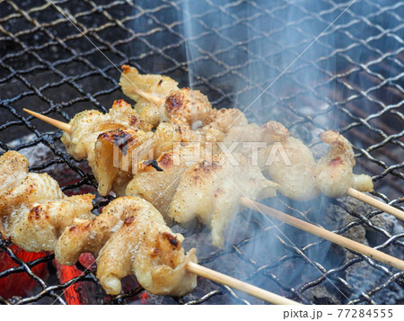 炭火焼焼き鳥と煙で夏イメージ 炭火焼焼き鳥と煙で夏イメージ 77284555