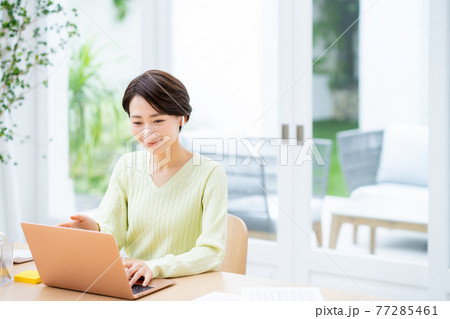 テレワークするミドルの女性 テレワークするミドルの女性 77285461