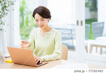 テレワークするミドルの女性 テレワークするミドルの女性 77285462