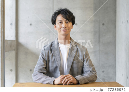 カメラ目線で微笑む30代前半の男性 ポートレート カメラ目線で微笑む30代前半の男性 ポートレート 77286072