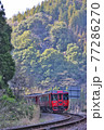 自然の中を走る真っ赤な電車 77286270