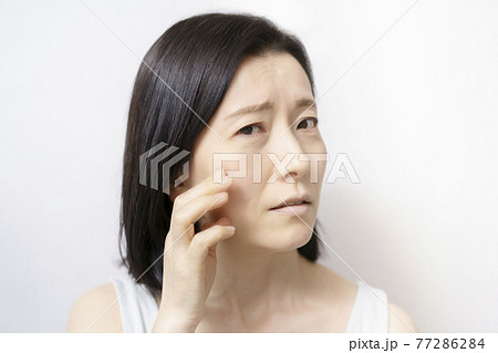 肌のトラブルに悩む中年女性 肌のトラブルに悩む中年女性 77286284