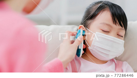 Mom use ear thermometer 77286446