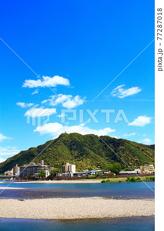 長良川温泉と金華山、岐阜城の風景 77287018