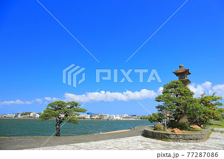 【島根県】晴天下の青柳楼の大燈籠（宍道湖） 77287086