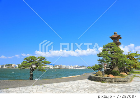 【島根県】晴天下の青柳楼の大燈籠(宍道湖) 【島根県】晴天下の青柳楼の大燈籠(宍道湖) 77287087