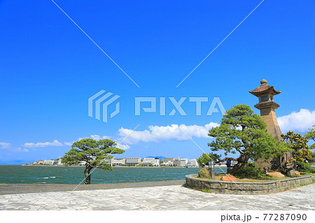 【島根県】晴天下の青柳楼の大燈籠（宍道湖） 77287090