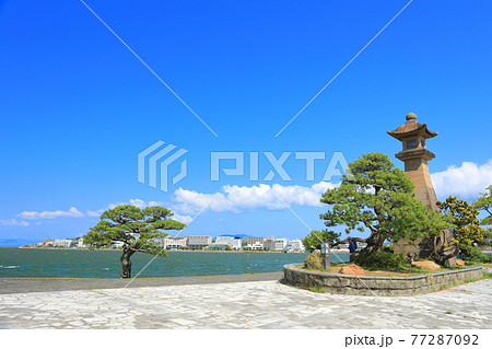 【島根県】晴天下の青柳楼の大燈籠(宍道湖) 【島根県】晴天下の青柳楼の大燈籠(宍道湖) 77287092