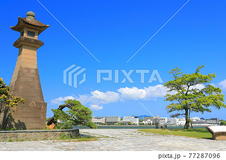 【島根県】晴天下の青柳楼の大燈籠（宍道湖） 77287096