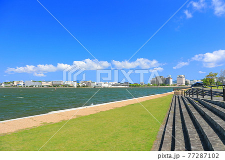 【島根県】晴天下の白潟公園と松江市街地（宍道湖） 77287102