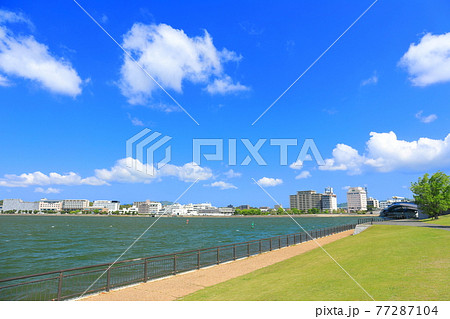 【島根県】晴天下の白潟公園と松江市街地 77287104