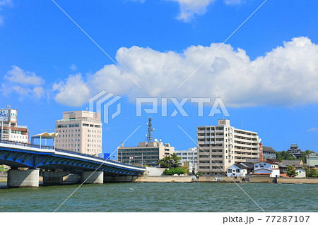 【島根県】晴天下の宍道湖大橋と松江市街地 【島根県】晴天下の宍道湖大橋と松江市街地 77287107