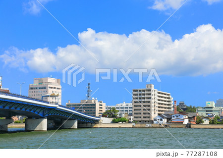 【島根県】晴天下の宍道湖大橋と松江市街地 【島根県】晴天下の宍道湖大橋と松江市街地 77287108