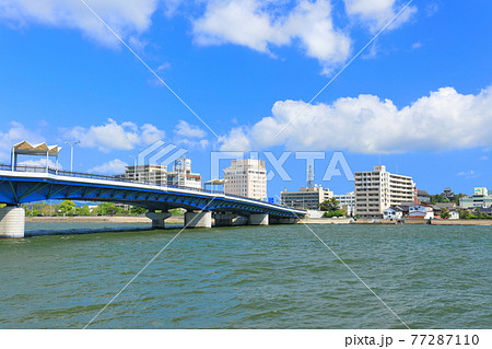 【島根県】晴天下の宍道湖大橋と松江市街地 【島根県】晴天下の宍道湖大橋と松江市街地 77287110