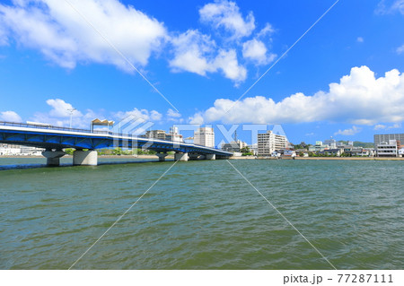 【島根県】晴天下の宍道湖大橋と松江市街地 77287111