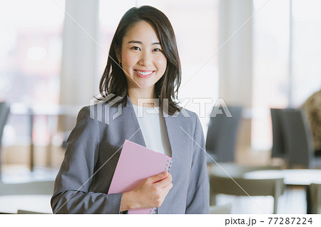 働く女性　笑顔　カメラ目線 77287224