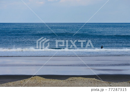 初夏の太平洋の青い海の風景 初夏の太平洋の青い海の風景 77287315
