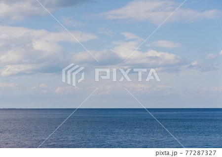 初夏の太平洋の青い海の風景 77287327