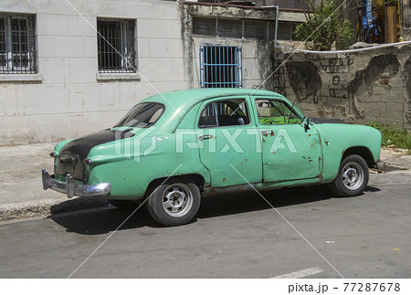 キューバ ハバナ 路上に停められている錆びた旧車の写真素材