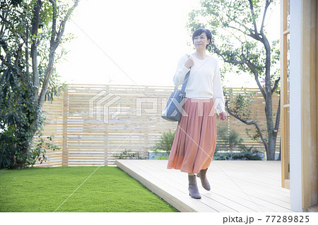 女性　50代　屋外 　 77289825