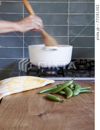 キッチンで調理中 手元アップ 横向き タイルバック キッチンで調理中 手元アップ 横向き タイルバック 77291302
