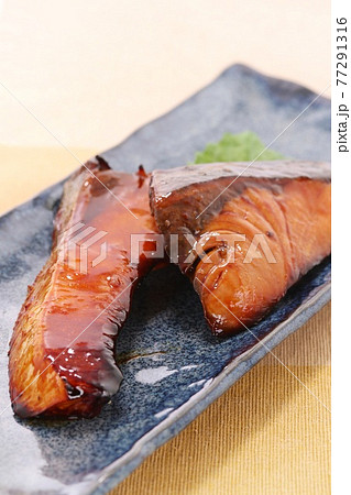 ブリの照り焼き 魚料理 切り身 ブリの照り焼き 魚料理 切り身 77291316