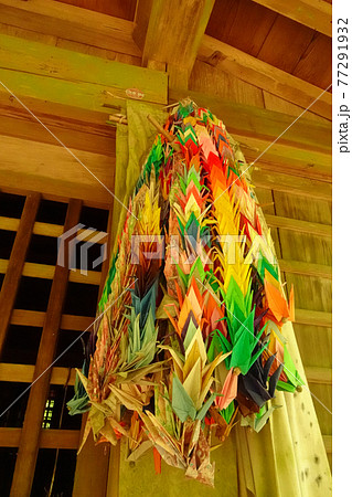 山奥の神社に祀られた古びた千羽鶴 山奥の神社に祀られた古びた千羽鶴 77291932