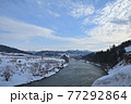 山形県朝日町最上川の冬景色横構図 77292864