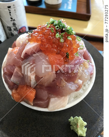 漁港の駅で山盛りの海鮮丼 漁港の駅で山盛りの海鮮丼 77293275
