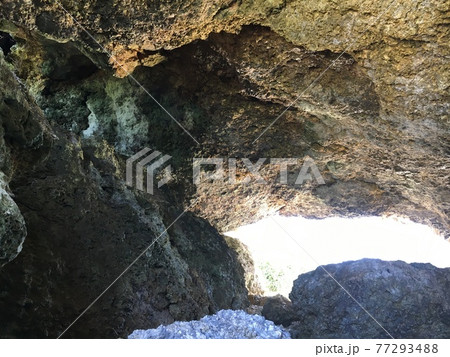 宮古島の岩の中 宮古島の岩の中 77293488