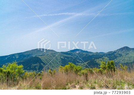 矢倉岳（箱根）の山頂から見た箱根連山（神山と駒ケ岳） 77293903
