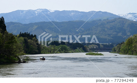 屋形船と最上川の風景 屋形船と最上川の風景 77294249