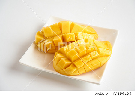 マンゴー白背景で 77294254