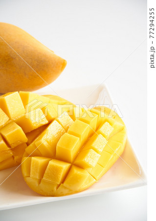マンゴー白背景で 77294255