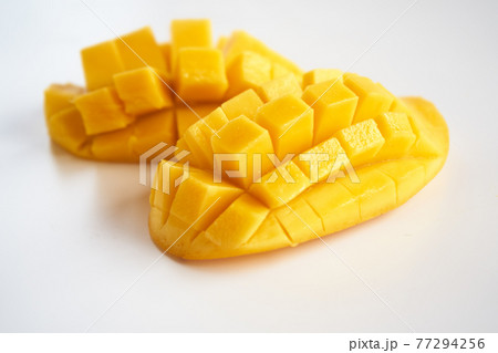 マンゴー白背景で 77294256