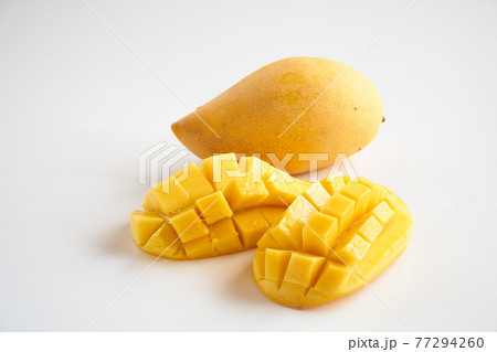 マンゴー白背景で 77294260