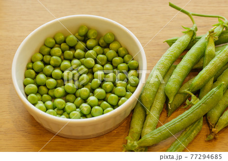 さやの豆とグリーンピース さやの豆とグリーンピース 77294685