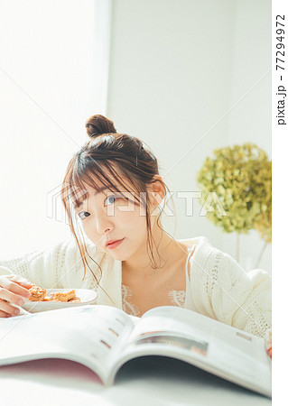 おやつを食べる女の子 77294972