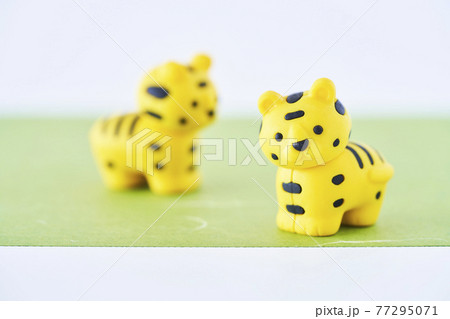 寅年の年賀状素材　トラのオモチャ 77295071